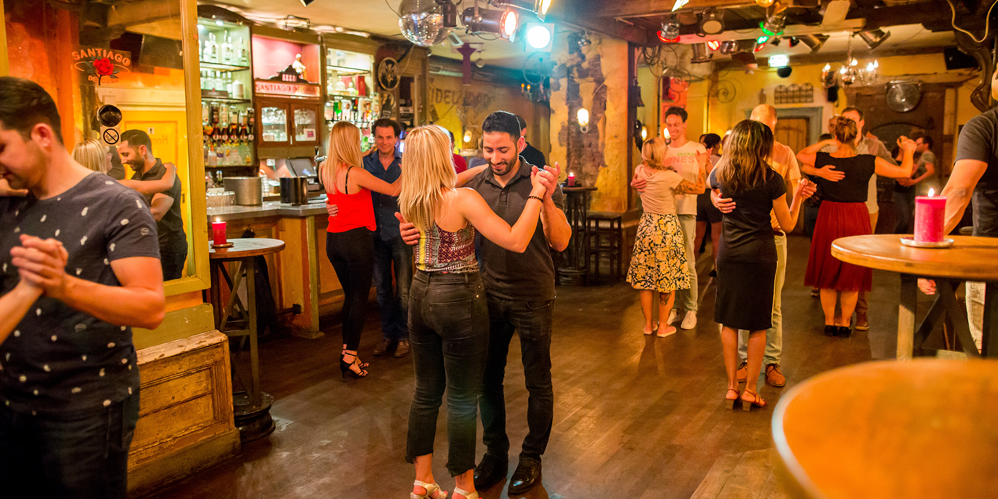 Danslessen in diverse Latin dansstijlen en op verschillende niveaus bij Salsa Sensation Dansschol Eindhoven