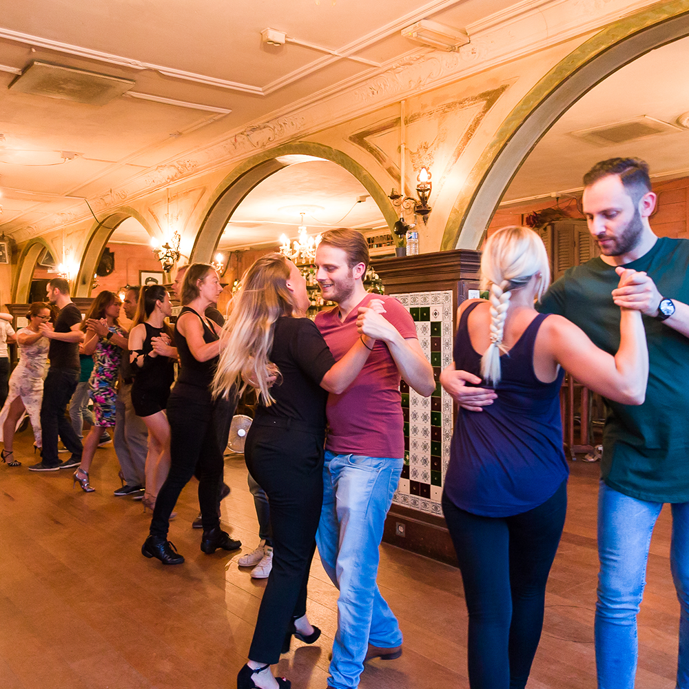 Danslessen in diverse Latin dansstijlen en op verschillende niveaus bij Salsa Sensation Dansschol Eindhoven